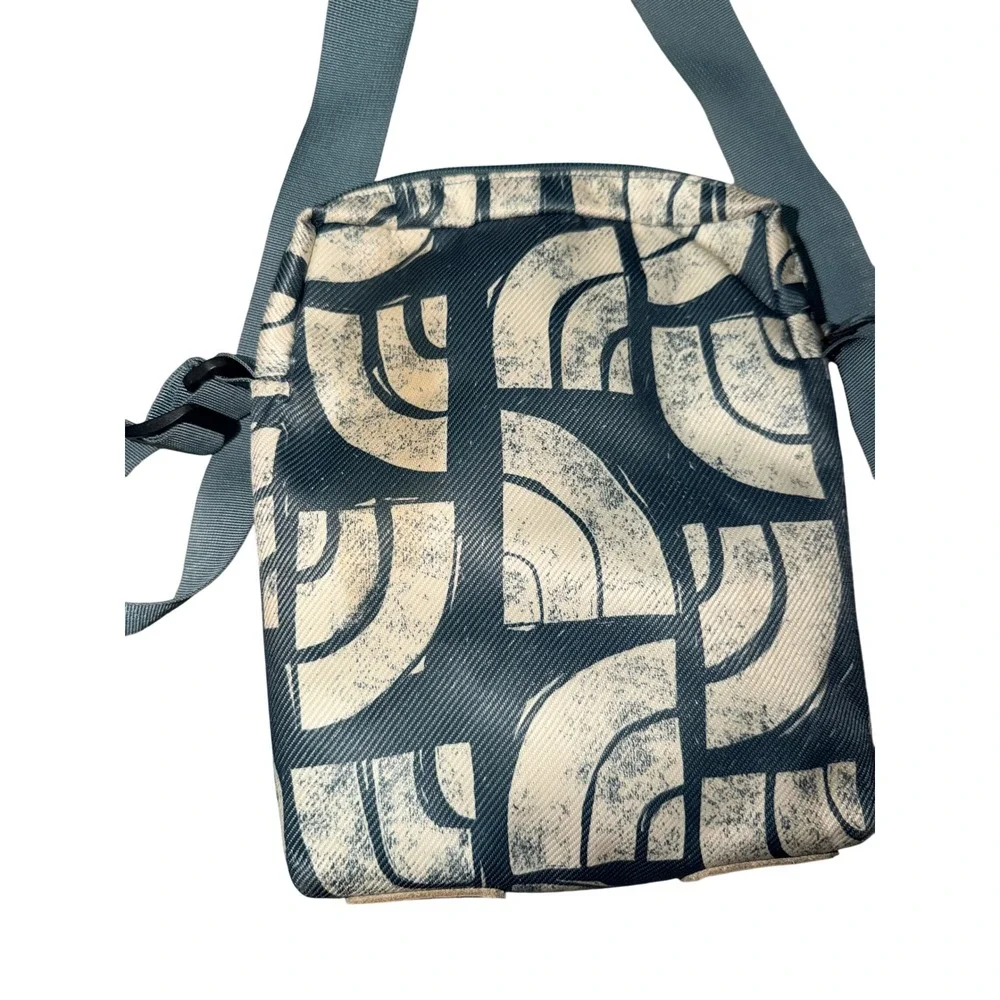 The North‎ Face Bardu Crossbody Bag Blue Graphic Logo Print Small Shoulder Pouch